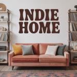 Salon indie home avec canapé vintage, vinyles, objets artisanaux