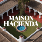 Maison hacienda avec patio central, tuiles rouges, murs blancs