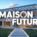maison du futur avec panneaux solaires et façade en verre